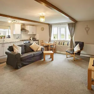 Host & - Cosy , Emley United Kingdom